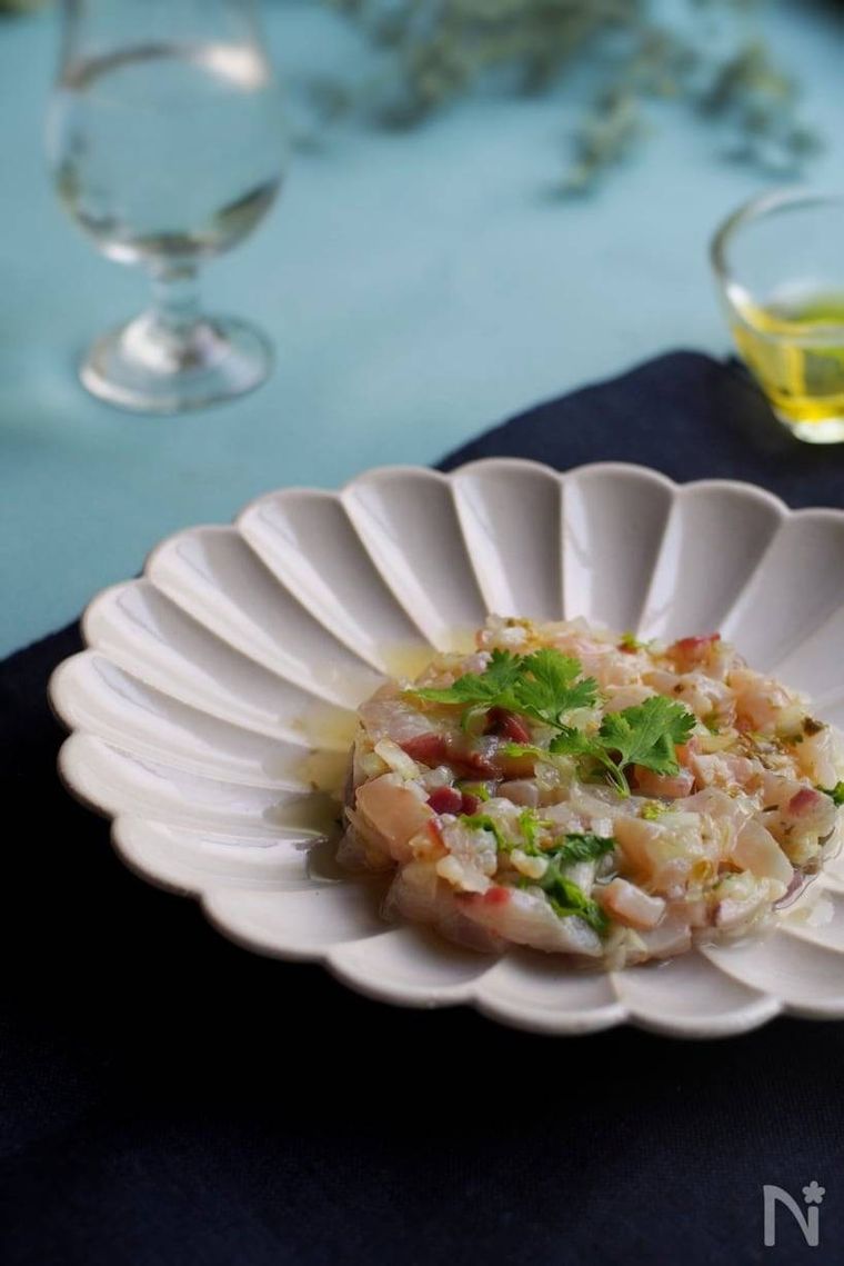 白い皿に盛られた魚のタルタル仕立て