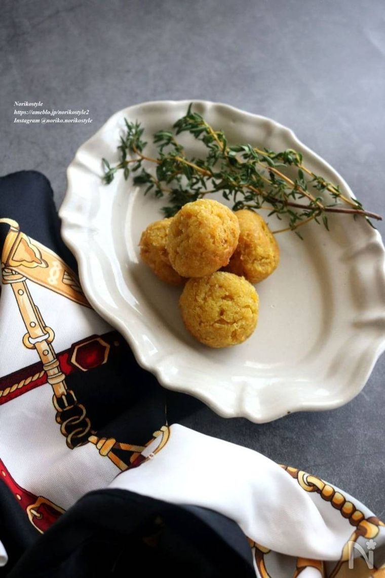 白い皿に盛られたひよこ豆のコロッケ
