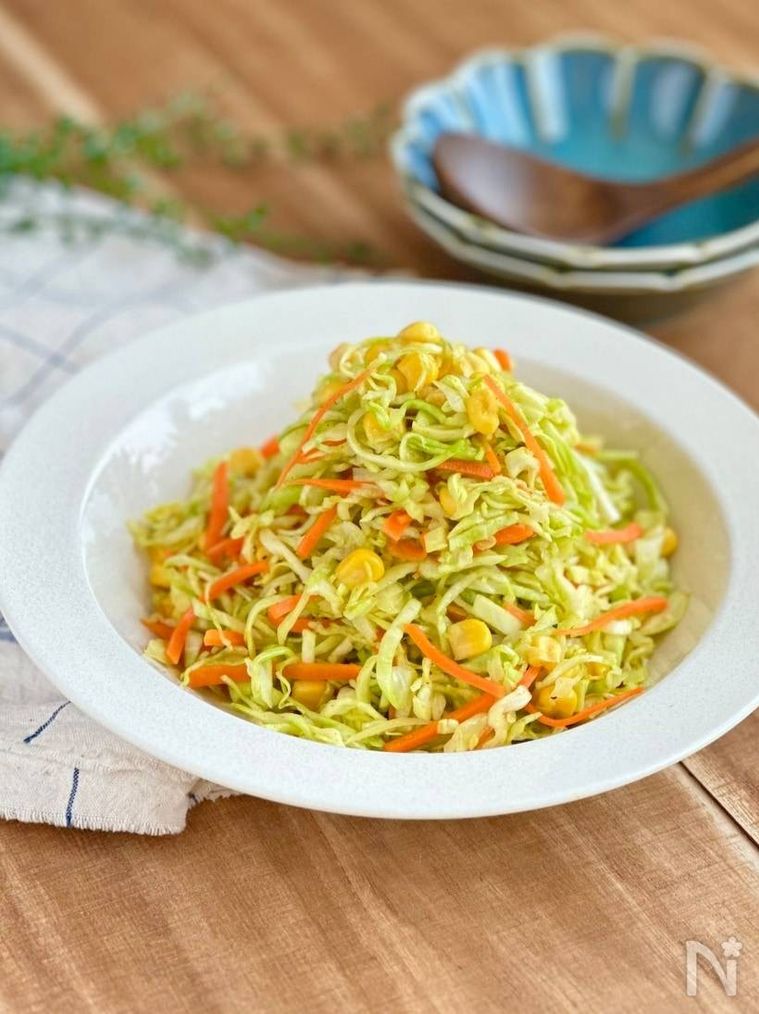 白い皿に盛られたカレー味のコールスロー