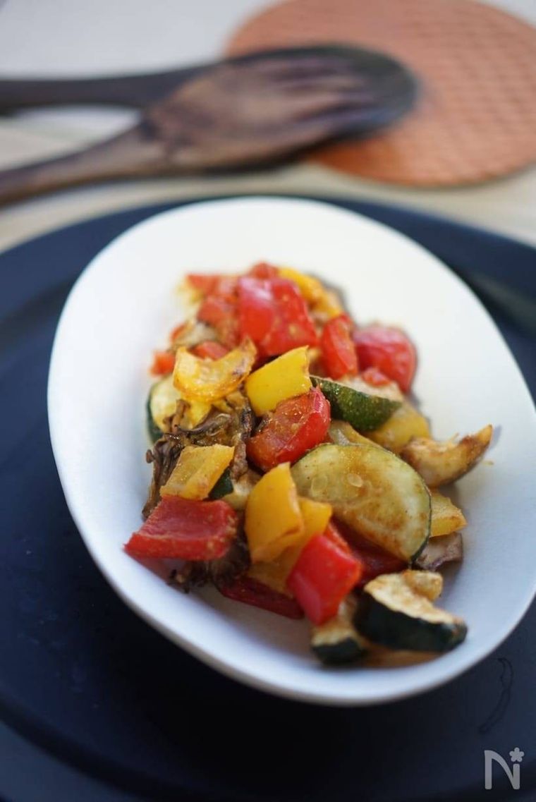 白い皿に盛られた夏野菜のスパイシーグリル