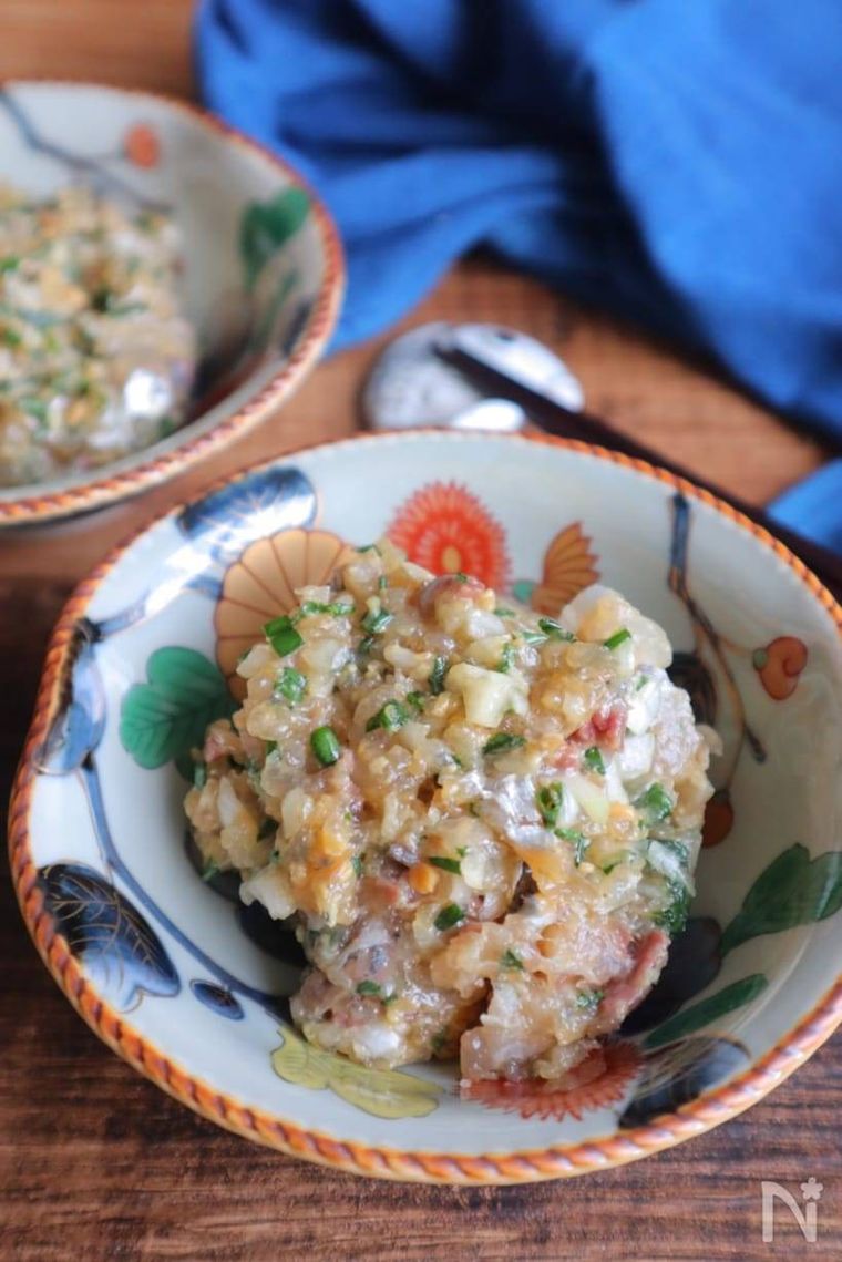 和食器に盛られたアジとねぎのなめろう