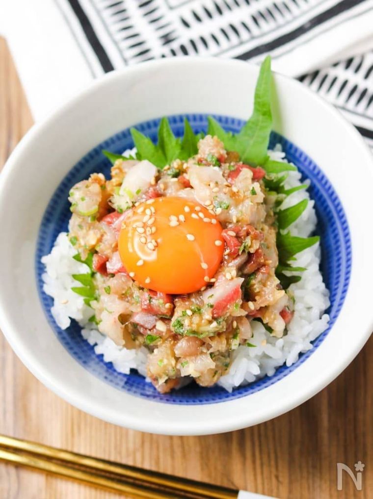 和食器に盛られたぶりのなめろう丼