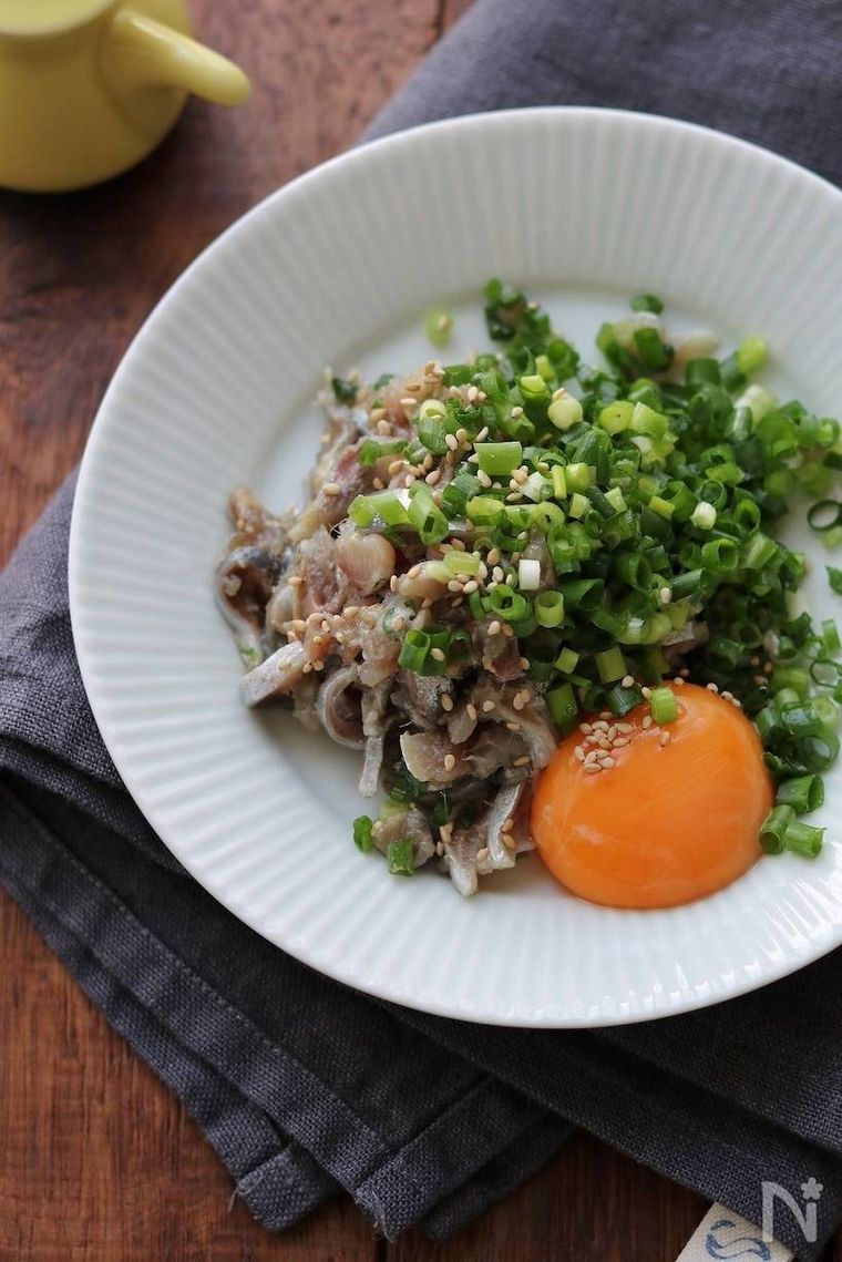 卵黄や小口ねぎがトッピングされたいわしのなめろう