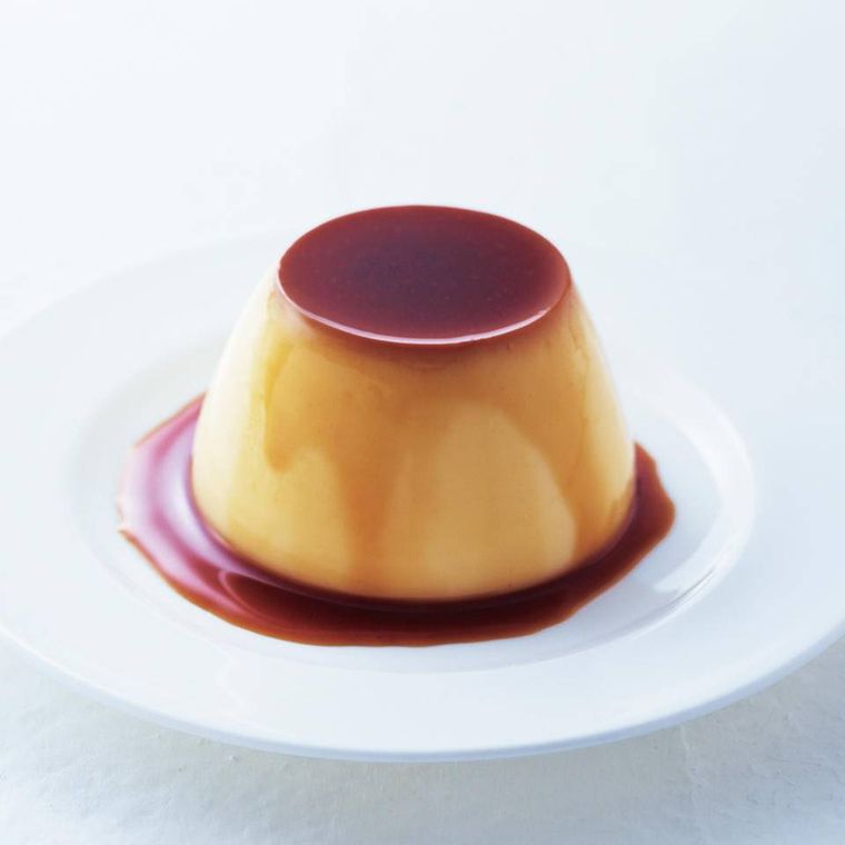 白の皿に盛られたモロゾフのプリン