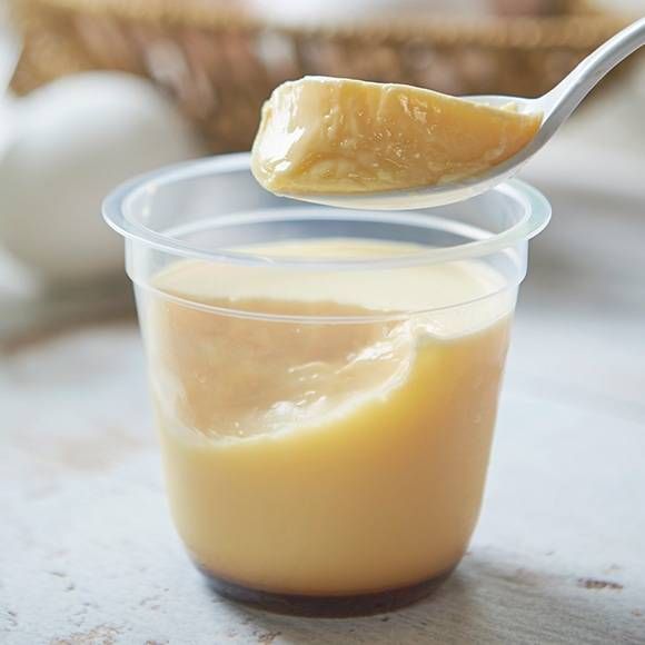 透明のカップにプリンが入っている様子