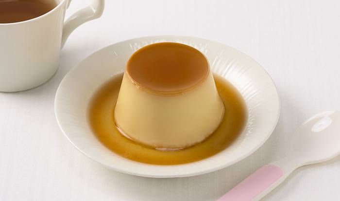 白の皿にプリンがのっている様子