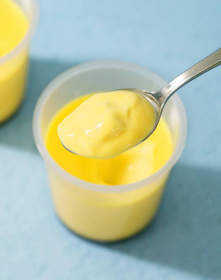 スプーンでプリンをすくっている様子