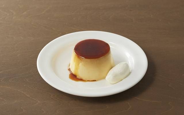 クリームが添えられたプリン