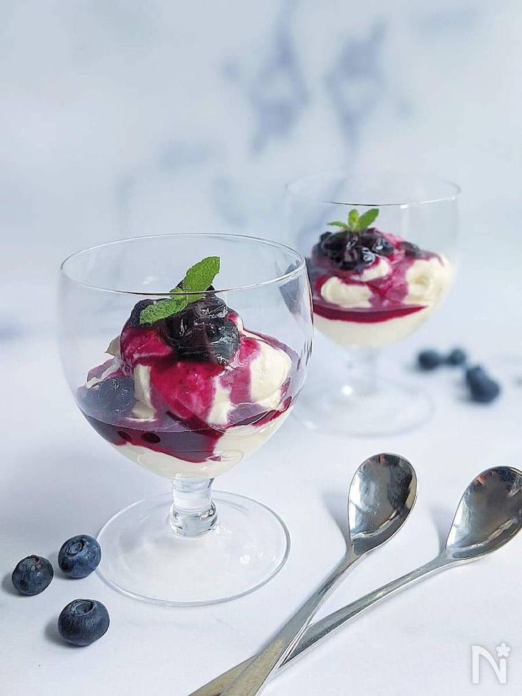 ガラスのグラスにブルーベリーソースやアイスが入っている様子