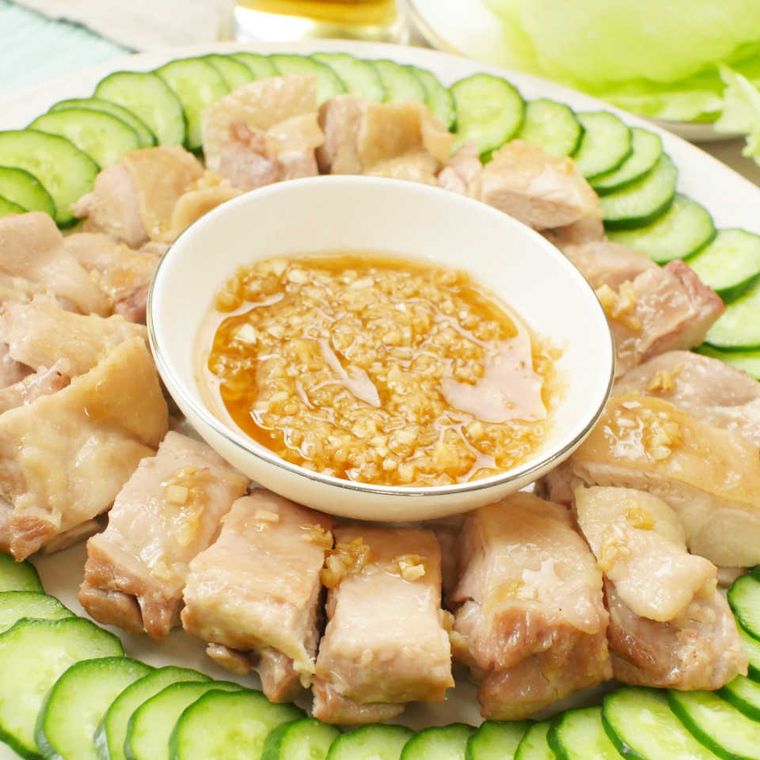 きゅうりがトッピングされたジンジャーチキン