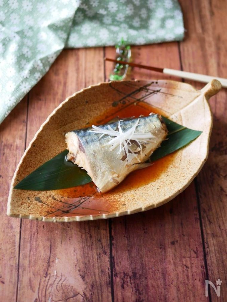 葉っぱの形をした皿に盛られたさばの煮付け