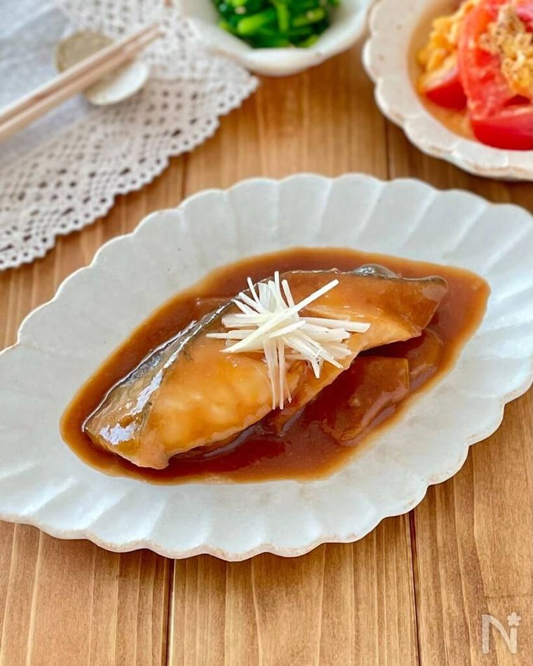 菱形の菊皿に盛られた銀ダラの煮付け