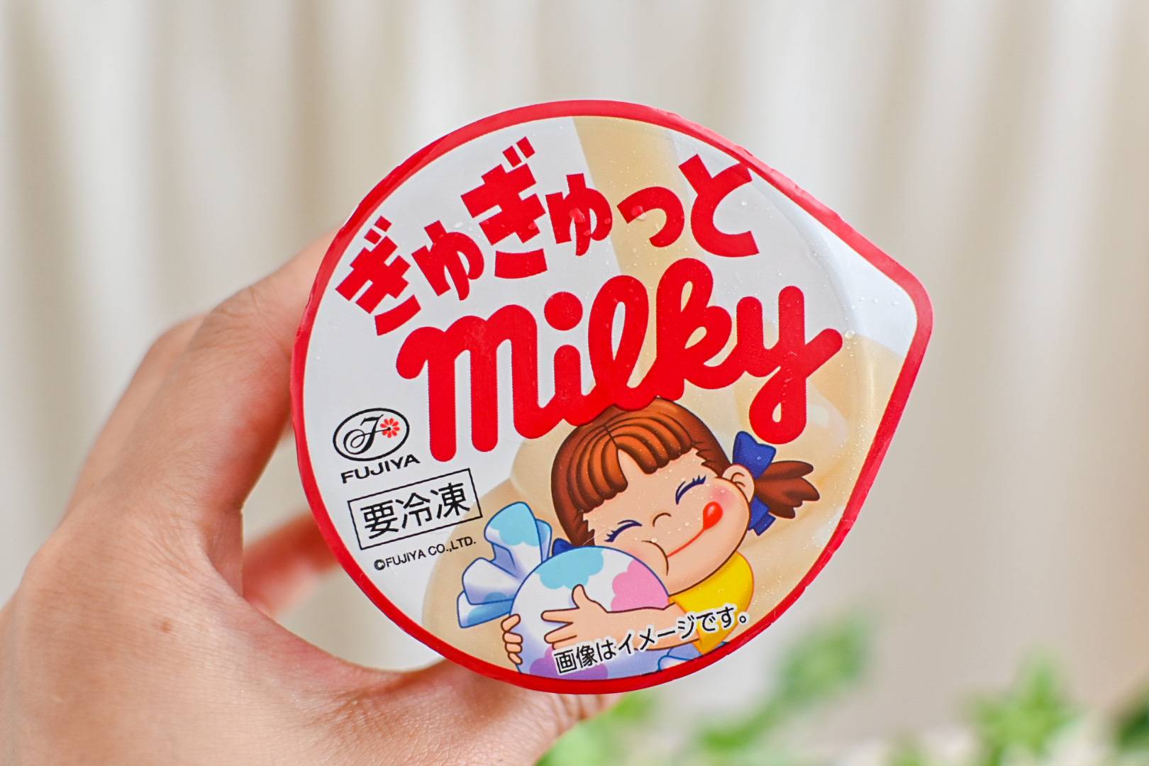 セブン限定「ぎゅぎゅっとミルキー」アイス。「驚くほどミルキー」「底