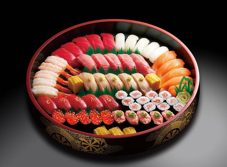 5人前の寿司が入った桶