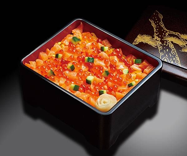 鮭とイクラが入った寿司重