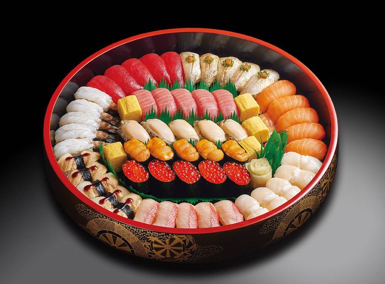 5人前の寿司が入った桶