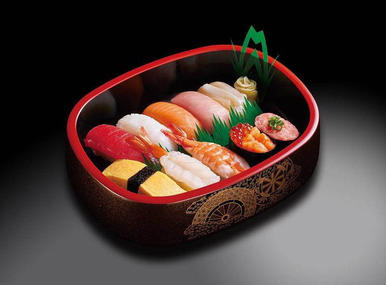 1人前の寿司が入った桶