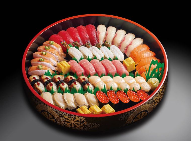 5人前の寿司が入った桶