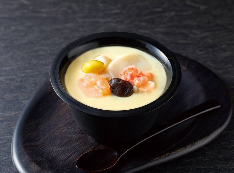 海鮮茶碗蒸しが置かれている