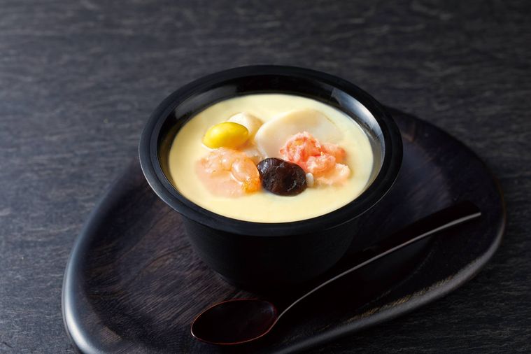 海鮮茶碗蒸しが置かれている