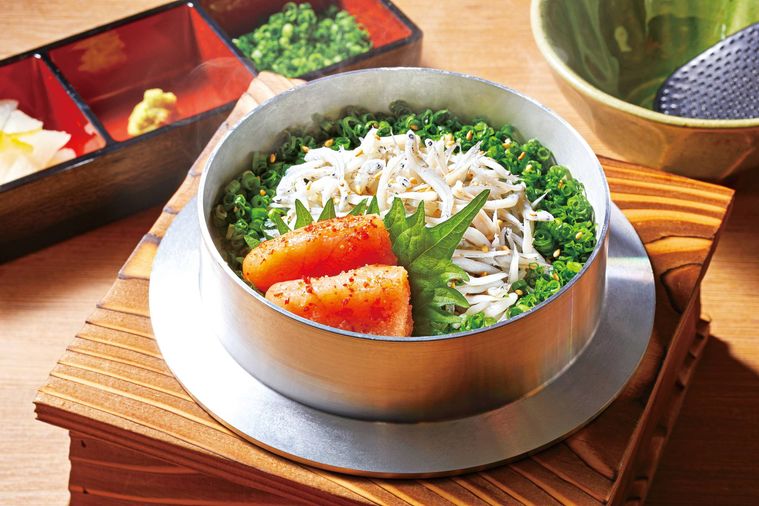 しらすや明太子などがのった釜飯