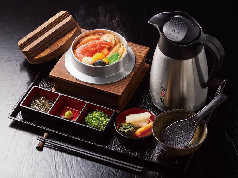 釜飯、薬味、お新香などが置かれている