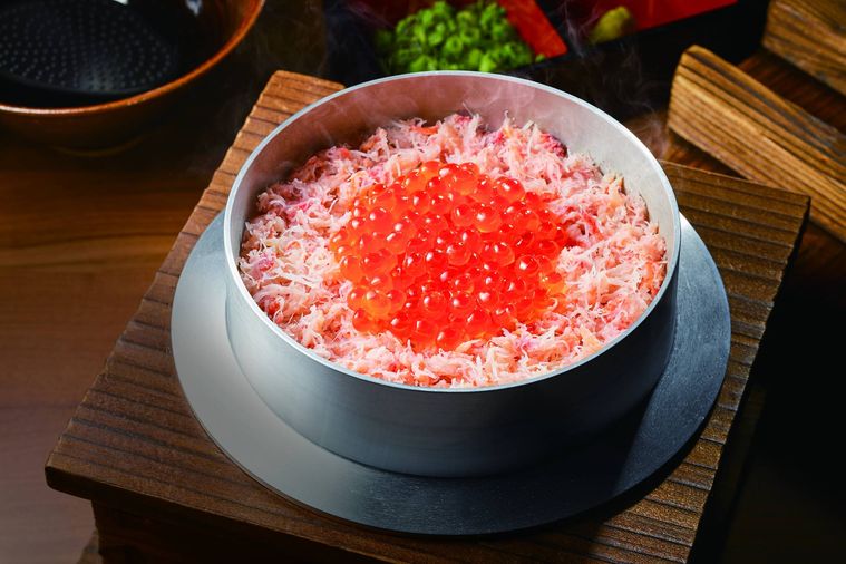 かにといくらがのった釜飯