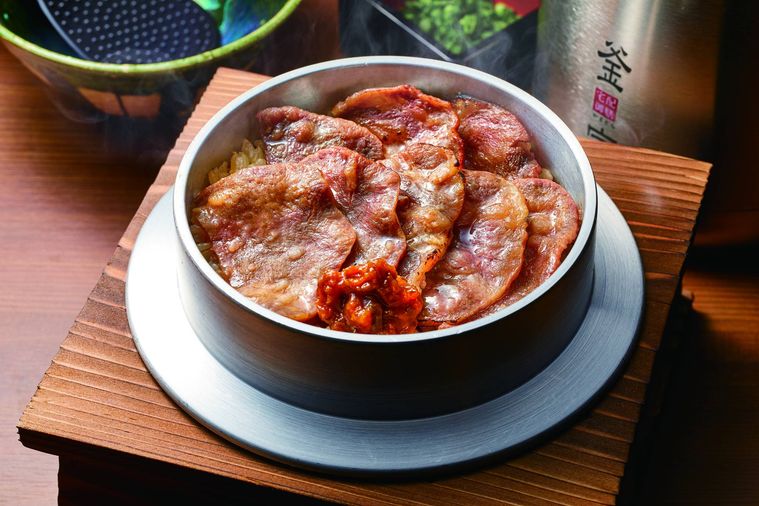 牛たんと青唐辛子味噌がのった釜飯