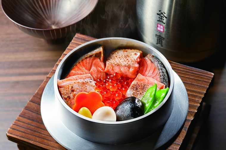 鮭、いくら、きぬさやなどがのった釜飯