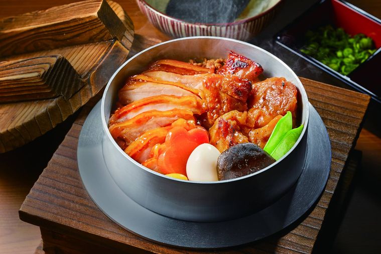 鶏の照焼きや焼鳥などがのった釜飯