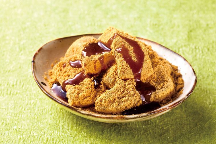 器に盛られたわらびもち