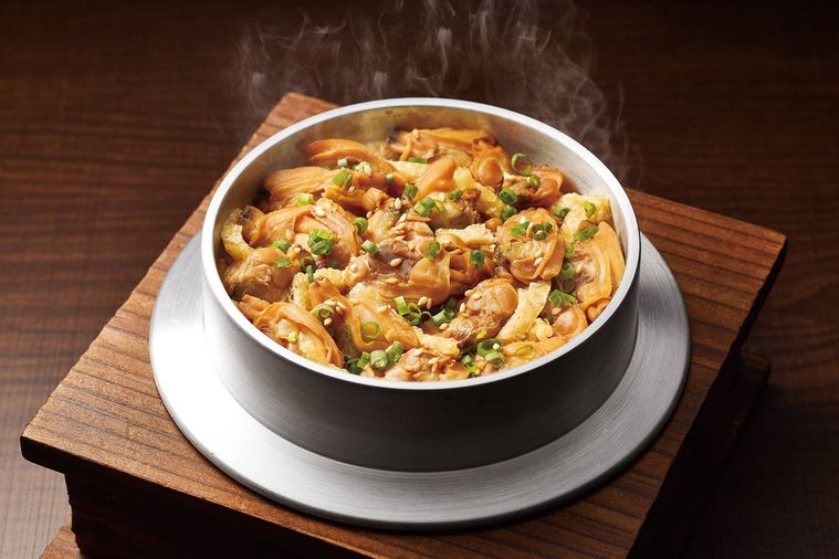 あさりや刻みねぎがのった釜飯