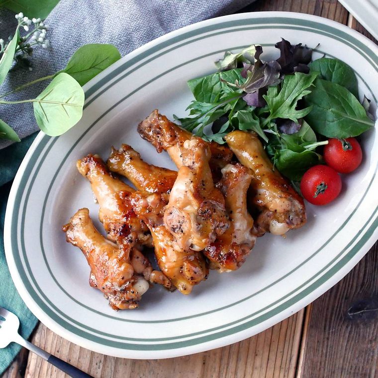 皿に盛られた鶏手羽元のローストチキン風