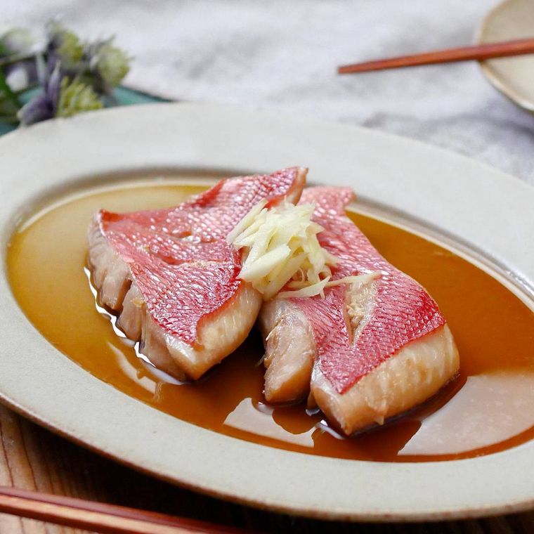 白いオバール皿に盛られた赤魚の煮付け