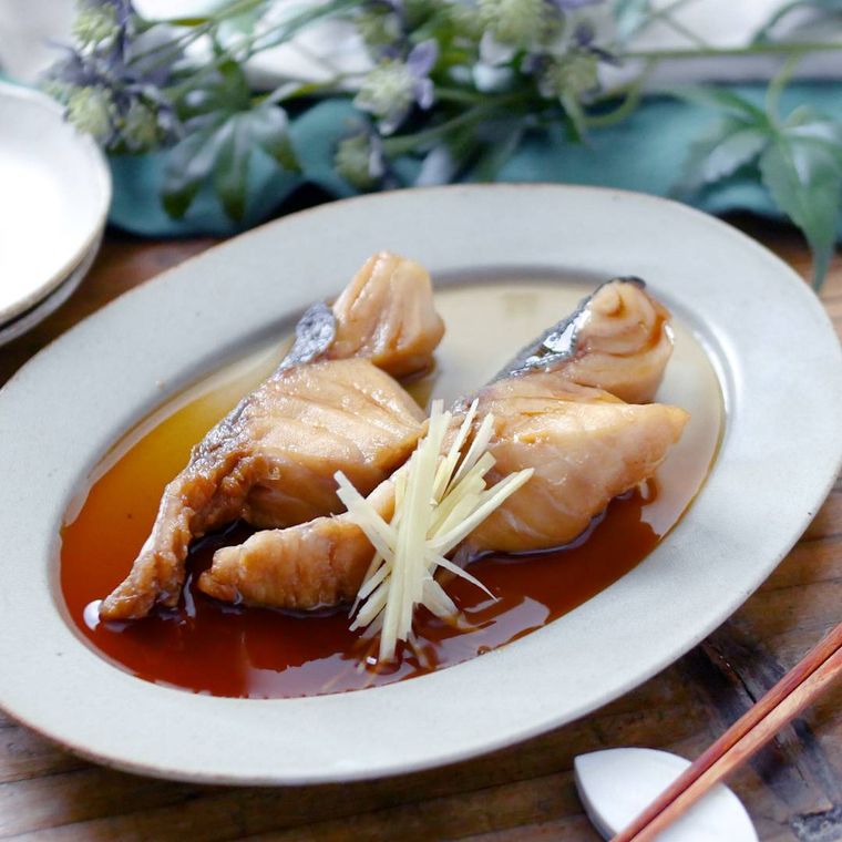 白いオバール皿に盛られたたらの煮付け