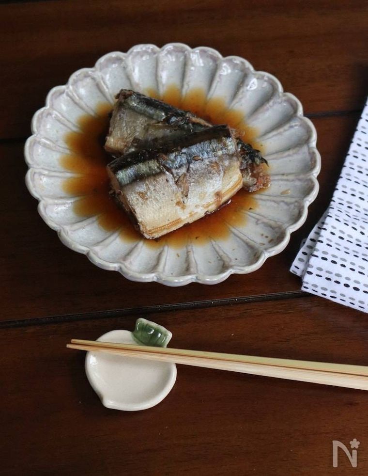白い菊皿に盛られたさんまの煮付け