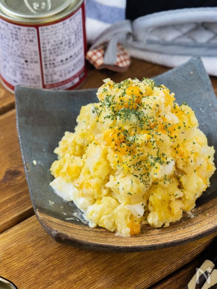 四角い器に盛られた卵のポテトサラダ