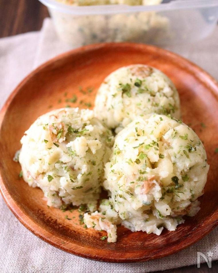 木の器に盛られたのり塩ポテトサラダ