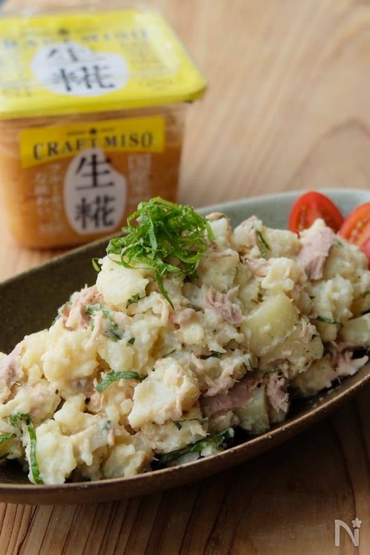 大葉がトッピングされた和風ポテトサラダ