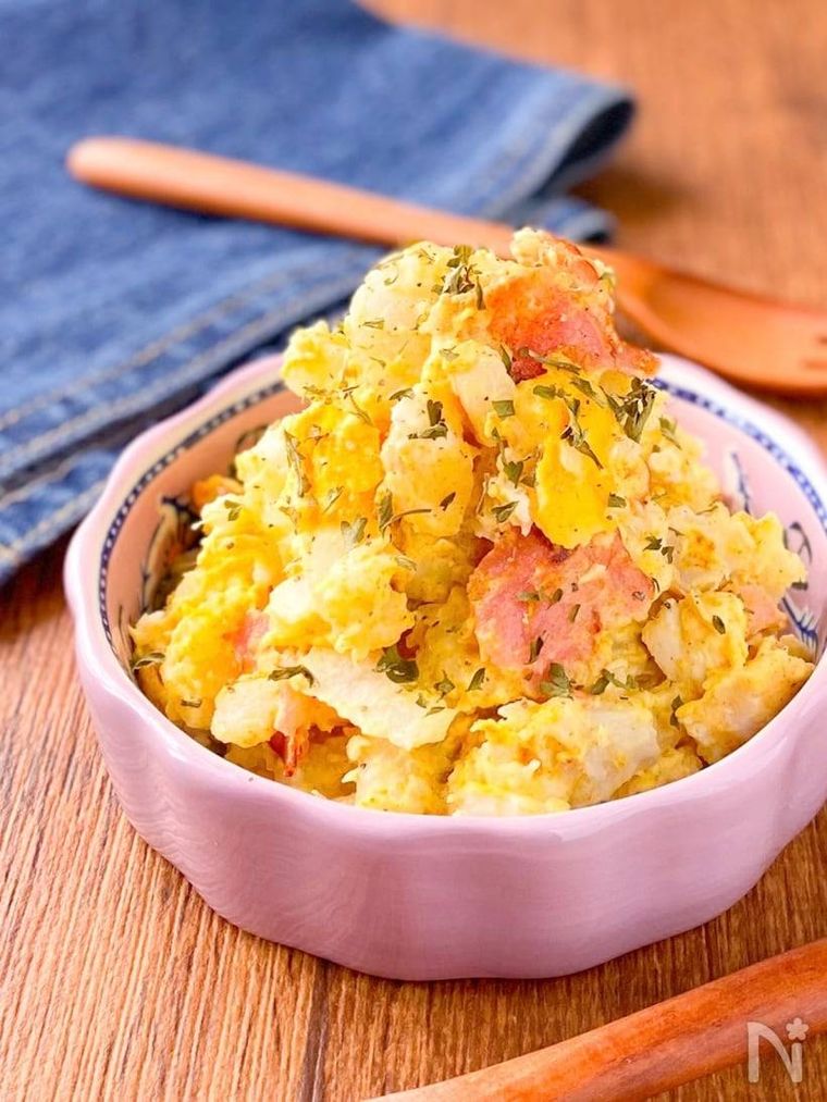 ピンクの器に盛られた長芋のカレーポテトサラダ