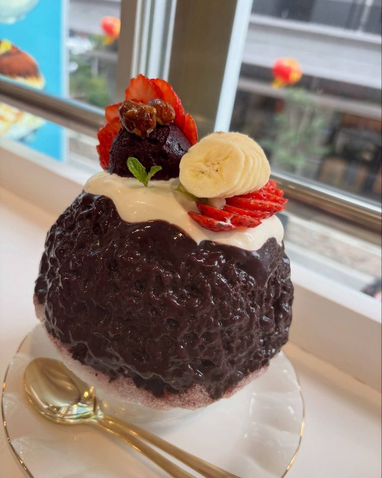 アサイーがたっぷりかかったバナナといちごがのったかき氷
