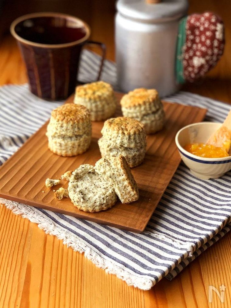 木のカッティングボードに紅茶スコーンがのっている様子