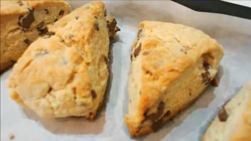 スタバ再現ホットケーキミックスで作るチョコチャンクスコーンの写真