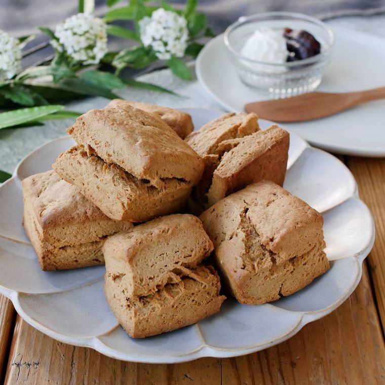 皿に盛られたきなこスコーン