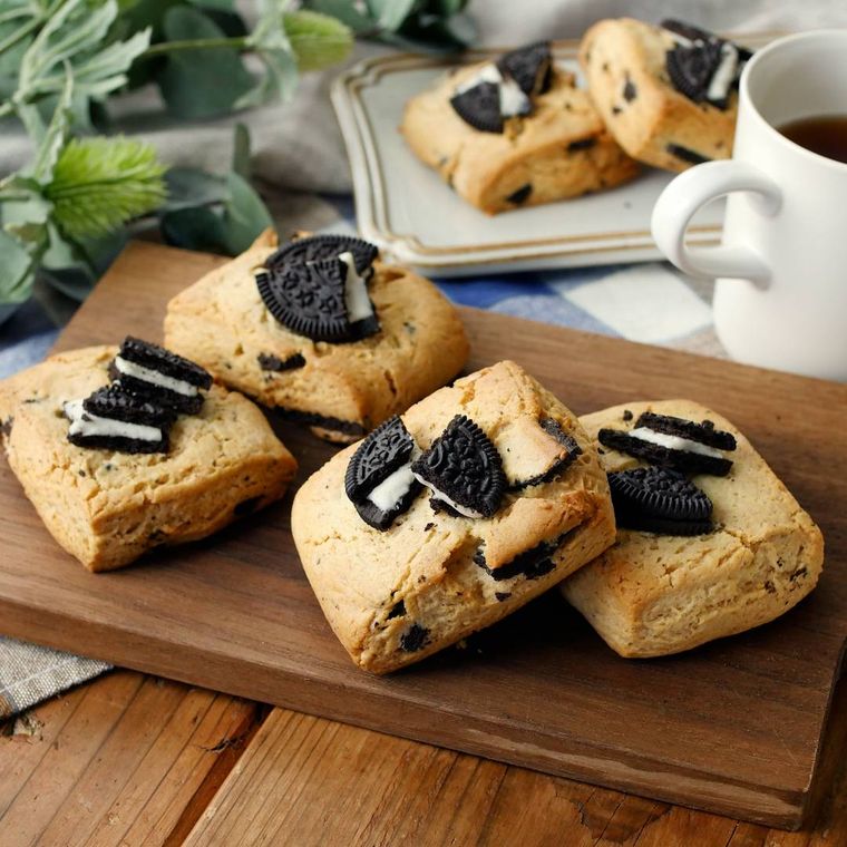 木製プレートの上に盛られたオレオスコーン