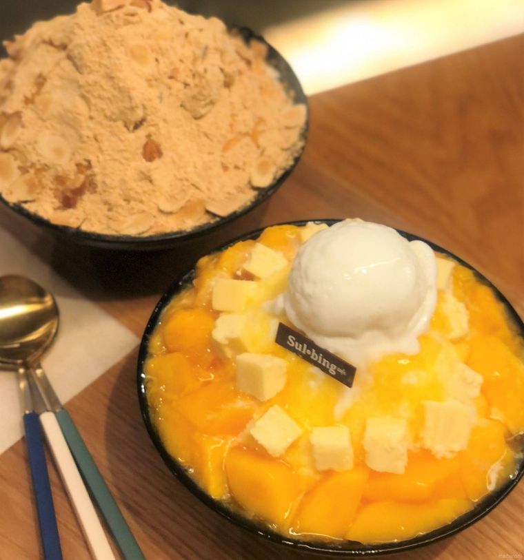 黒い器に入ったアップルマンゴーチーズソルビン、きな粉餅ソルビン