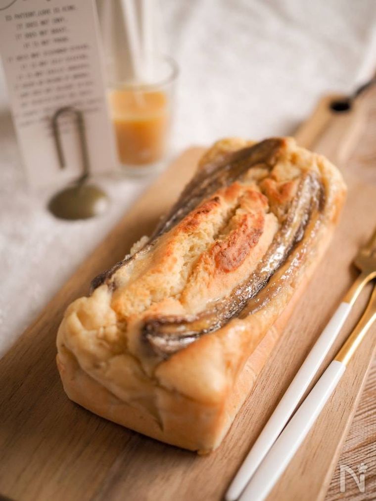 カッティングボードにバナナケーキがのっている様子