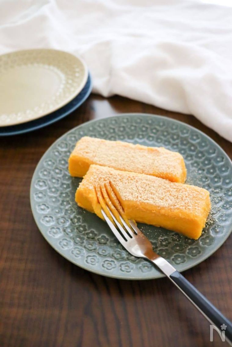 グレーの皿にのったかぼちゃケーキ