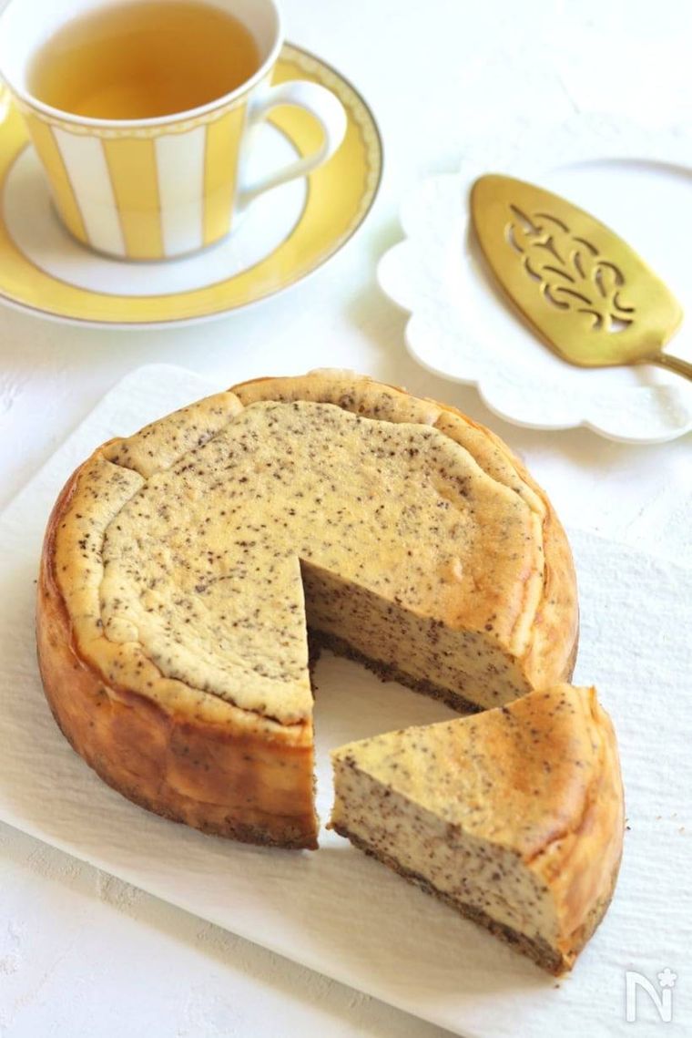 紅茶の豆腐チーズケーキがカットされている様子