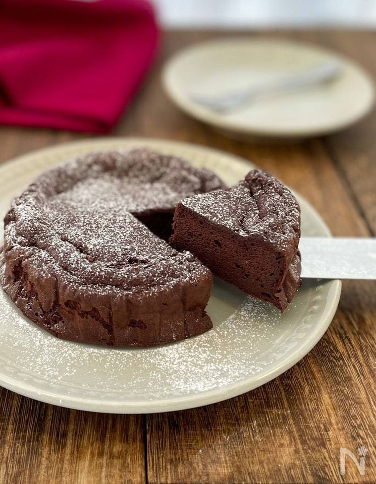 ガトーショコラをカットしている様子